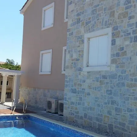 Rustica St - Two-bedroom With Balcony And Shared Pool 1 Kat *