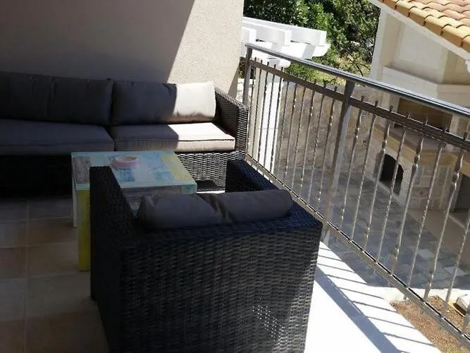 Rustica St - Two-bedroom With Balcony And Shared Pool 1 Kat Διαμέρισμα *