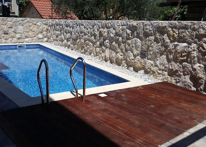 Rustica St - Two-bedroom With Balcony And Shared Pool 1 Kat