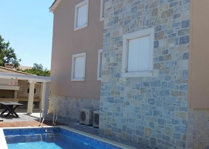 Rustica St - Two-bedroom With Balcony And Shared Pool 1 Kat *